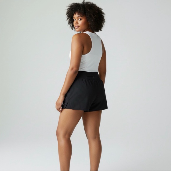 Nike Women's Crew Shorts Black Perforated Woven Fabric Size 2XL - Picture 2 of 13